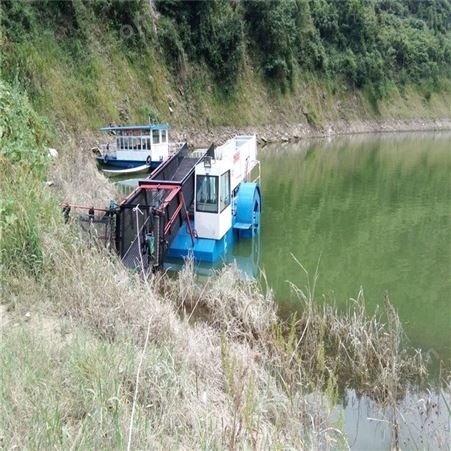 舂陵江清漂船 打捞水面漂浮垃圾
