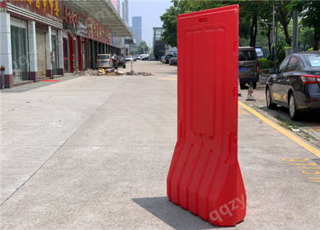 贵州现货1.8米工地道路市政施工注水围挡pvc塑料吹塑1.5M水马围挡